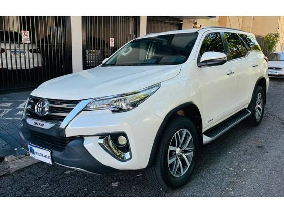 TOYOTA HILUX SW4 2.8 SRX 4X4 7 LUGARES 16V TURBO INTERCOOLER DIESEL 4P AUTOMÁTICO TOYOTA HILUX SW4 2.8 SRX 4X4 7 LUGARES 16V TURBO INTERCOOLER DIESEL 4P AUTOMÁTICO